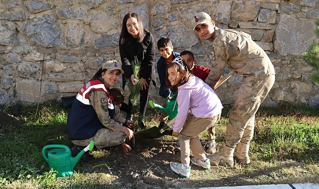 Çocuklar, jandarma personeliyle fidan dikti
