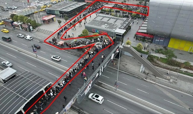 "Efsane Kasım" indirimi için AVM'lere koştular! Kuyruğun ucu bucağı yok