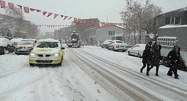 Eğitime kar engeli! İlçelerde okullar tatil edildi