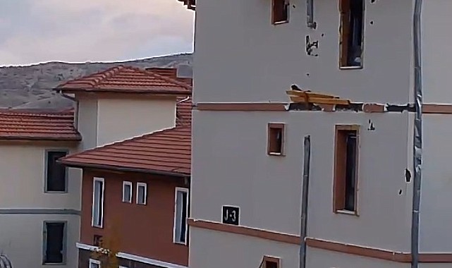 Fırtına çatıları uçurdu