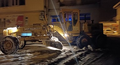 Göle’de ekipler gece kar küreme mesaisinde