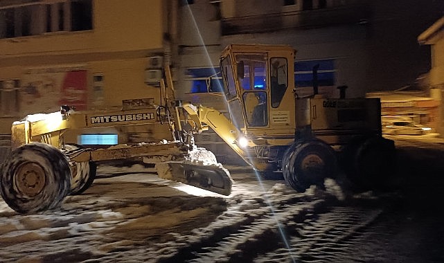 Göle’de ekipler gece kar küreme mesaisinde