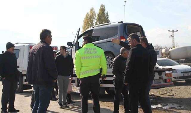 Hafif ticari araca yük treni çarptı