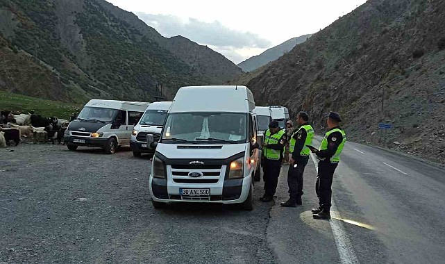 Hakkari&#039;de jandarma 704 okul servisi aracı denetledi