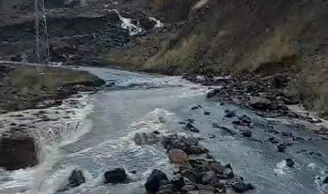 Heyelan köy yolunu ulaşıma kapattı