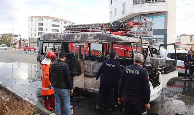 Iğdır&#039;da seyir halindeki araç alev alev yandı
