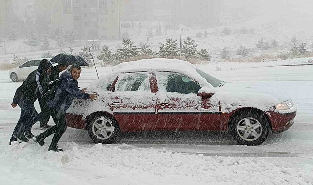 Kar hayatı felç etti: Araçlar yolda kaldı
