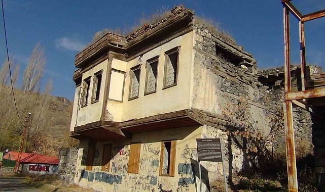 Kars'ta 19. yüzyıldan kalan paşa konağı yıkılmaya yüz tuttu