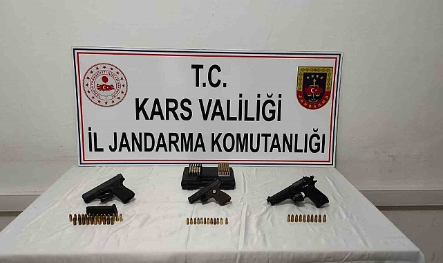 Kars'ta jandarmadan silah ve sahte içki operasyonu