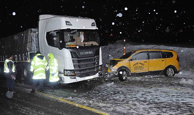 Kars'ta tır ile taksi çarpıştı: 1 ölü, 3 yaralı