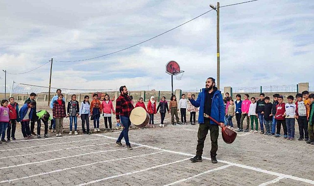 Müzik öğretmeni, köy çocuklarını müzikle buluşturuyor
