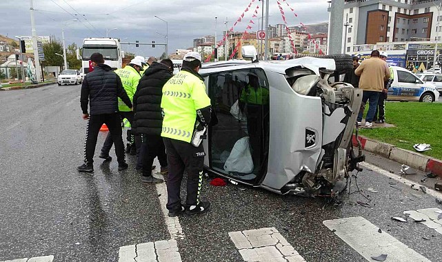 Refüje çarparak devrilen araçtan burnu bile kanamadan çıktı