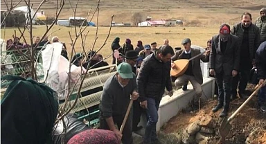 Saz çalarak uğurlandı