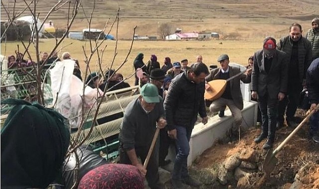 Saz çalarak uğurlandı