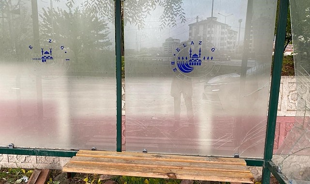 Şehir magandaları durak camlarını kırdı
