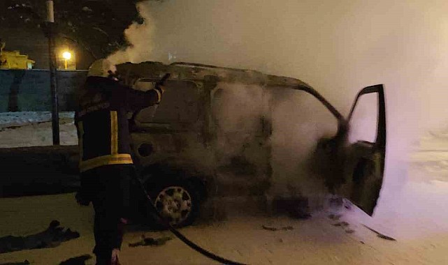 Seyir halindeki kamyonet alev alev yandı