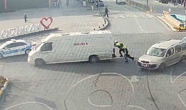 Trafik polisleri arızalanan aracı yolda bırakmadı