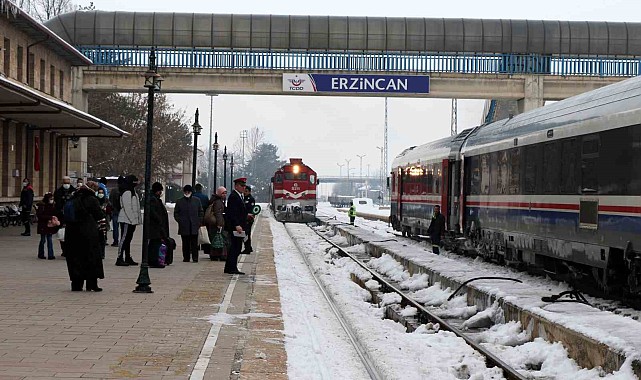 Tren geçiyor Erzincan bakıyor!