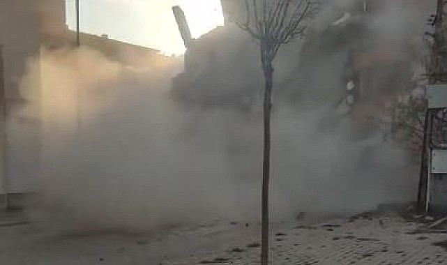 4 katlı bina tek dokunuşla yıkıldı
