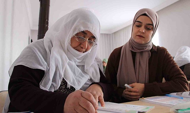 66 yaşındaki Raziye Teyze, hastaneye gittiğinde tabelaları okumak için okuma yazma öğreniyor