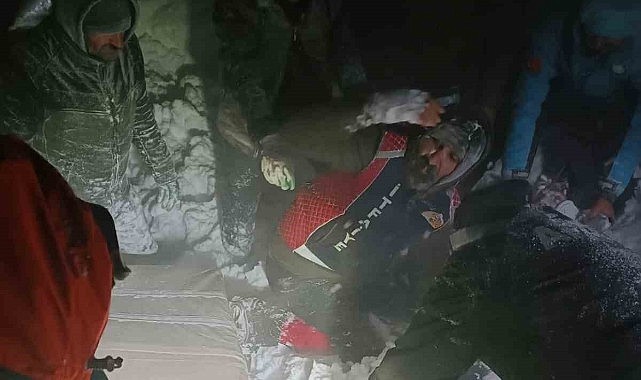 Ağrı’da kepçe devrildi: 4 ölü