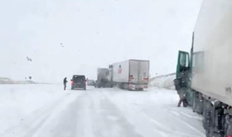 Ardahan-Çıldır Karayolu'nda kar ve tipi nedeniyle tırlar mahsur kaldı