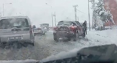 Ardahan güne kar yağışı ile başladı