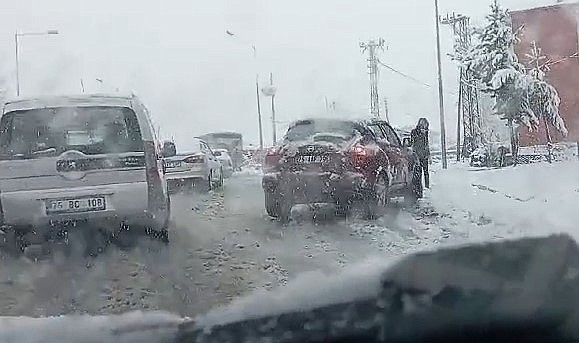 Ardahan güne kar yağışı ile başladı