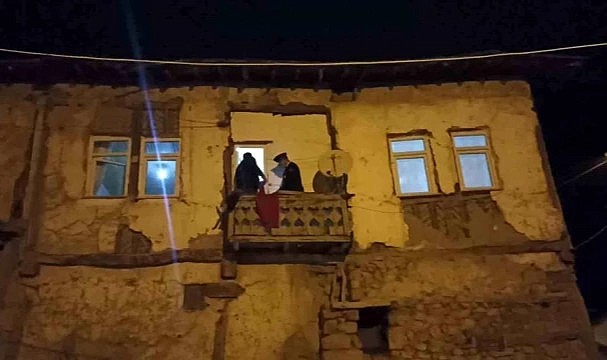 Ayakta durmaya zorlanan evler, vatanı ayakta tutmaya devam ediyor