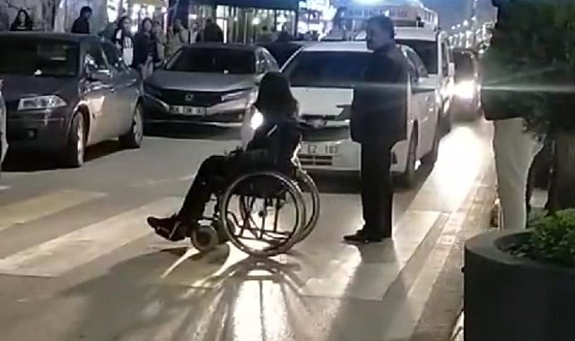 Bilinçsiz sürücülere kızan engelli genç caddeyi trafiğe kapattı