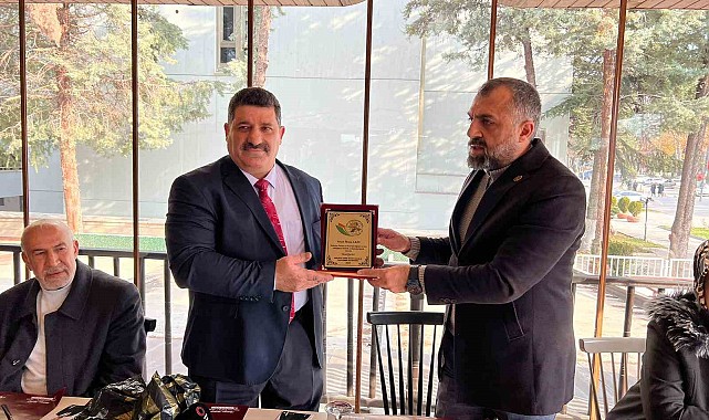 Birlik Başkanı Akın'a tarıma kazandırdığı projeler için plaket verili