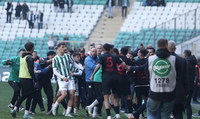 Bursaspor-Diyarbekirspor maçında kavga çıktı! Tekmeler ve kartlar havada uçuştu