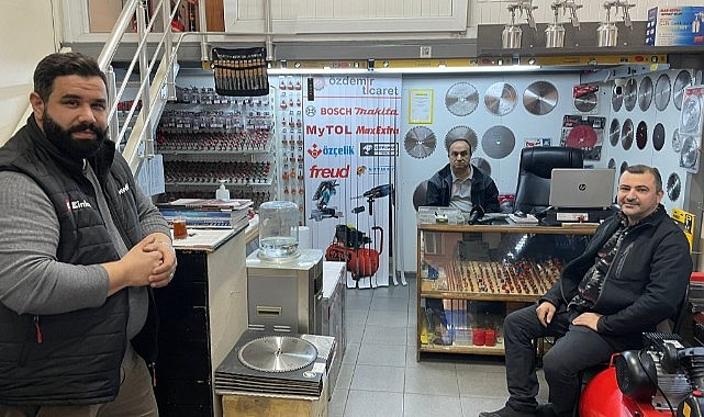 Depremde çayını alıp dışarı kaçtı