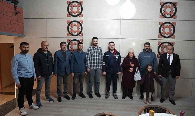 Depremzede kadın kendini kurtaran ekibi aylar sonra ziyaret etti