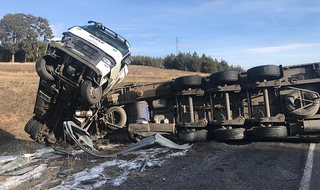 Devrilen tır yolu kapattı