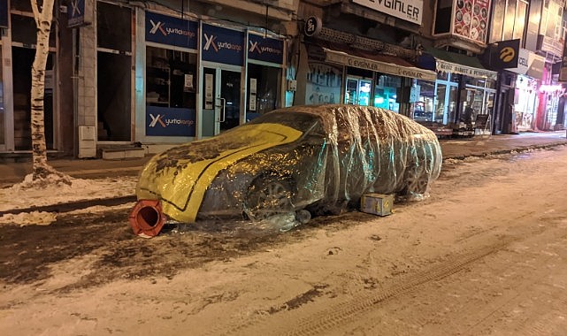 Eksi 9 derecede araçlar soğuktan battaniye ile korunuyor