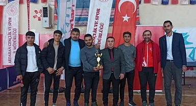 Eyüp Sabri Çarmıklı lisesi teniste derece yaptı