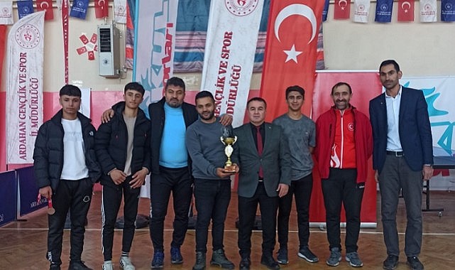 Eyüp Sabri Çarmıklı lisesi teniste derece yaptı