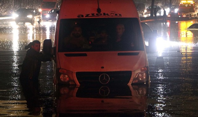 Fatma Şahin İstanbul'da ödül alırken, Gaziantep'i sular götürdü