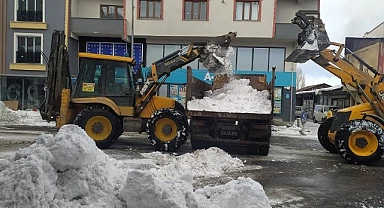 Göle Belediyesi’nin kar mesaisi
