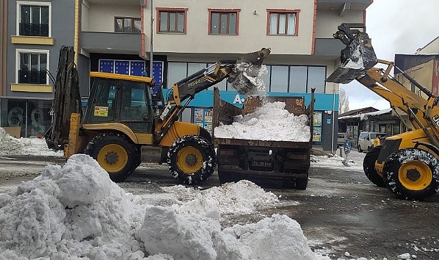 Göle Belediyesi’nin kar mesaisi
