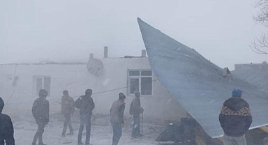 Göle’de çatılar uçtu