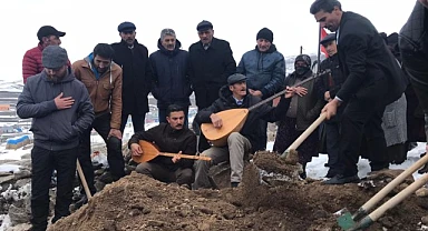 Halk Ozanı Aşır Özek annesini kaybetti