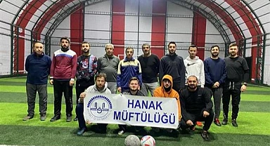 Hanak müftülüğü din görevlileri halı sahada ter attı