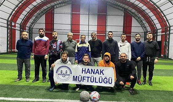 Hanak müftülüğü din görevlileri halı sahada ter attı