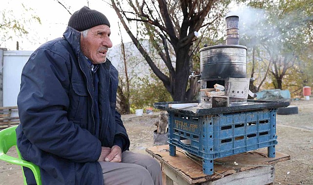 İçinde yaşadığı ve iş yeri olduğu barakası yandı, 75 yaşında zor durumda kaldı