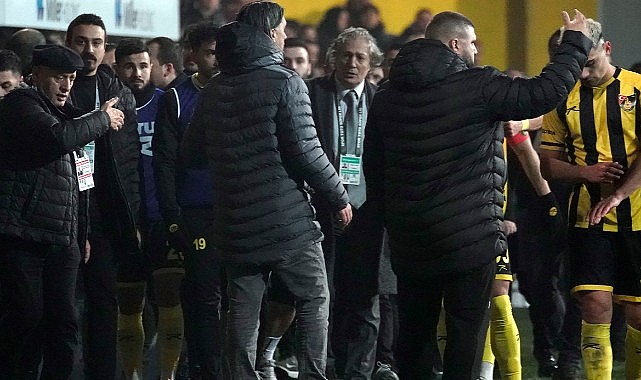 İstanbulspor Başkanı Ecmel Faik Sarıalioğlu, takımı sahadan çekti