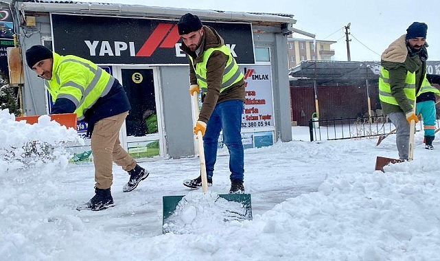 Kar temizleme ekipleri iş başında