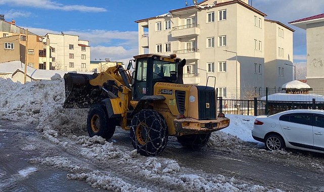 Karlar kamyonlarla ilçe dışına taşınıyor