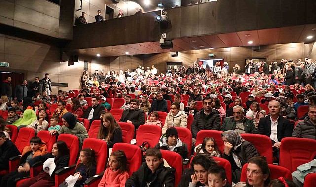 Kars Belediyesi Tiyatro Topluluğu seyirciyle buluştu
